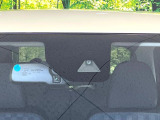 【エマージェンシーブレーキ】走行中に前方の車両等を認識し、衝突しそうな時は警報とブレーキで衝突回避と被害軽減をアシスト。より安全にドライブをお楽しみいただけます。