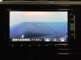 ギヤをR(バック)に入れるとナビの画面に後ろの映像が映るリアカメラ付です。後退時、コンディションが悪い視界でもカラーバックモニターがドライバーをサポートします。