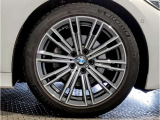 【BMWアロイホイル】軽量かつ強度に拘ったアロイホイル。走行性能ポテンシャルを引き出す設計。車の足元を引き締めてくれる大きなポイントはアロイホイルです。
