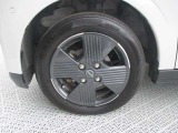 日産純正のアルミホイールが装着されてます。ボディデザインとマッチしておりカッコイイですね。