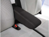アームレスト付きのフロントシート!運転中の疲れを軽減してくれます。