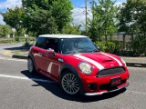 ミニ クーパーS ジョンクーパーワークス仕様の右前から見た外観です。車両全体のバランスが分かりやすい一枚です。
