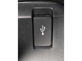オーディオ再生やスマートフォンの充電に便利なUSBジャックを装備しています。