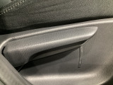運転席にはドライバーの体型や好みに応じて前後方向だけでなく、高さの調整ができるシートリフターを装備!