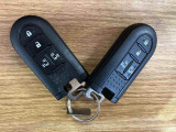 【スマートキー】 スマートキーを携帯していれば、ドアハンドルのボタンを押すだけでロックの解除ができます。