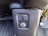 運転席シートヒーター。冬場は暖房よりも早くシートが暖まり始めるのでとても快適です。