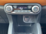 オートエアコン。運転席、助手席を温めるシートヒーターのスイッチです。