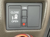 左側電動スライドドアは運転席からでも操作ができるように、ハンドル付近に開閉の操作スイッチが付いています。