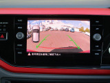 ギアをバックに入れると自動的に車両の後方の映像を映し出します。車庫入れや縦列駐車を行う際に役に立つガイドラインが表示され運転をサポートしてくれます.