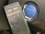【スマートキー】カバンやポケットに入れたままでもドアの施錠・解錠が可能なスマートキーを装備。エンジンのオン・オフ時もカギを取り出す必要が無いからとっても便利です♪