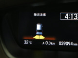 【パーキングセンサー】センサーが周辺の障害物を検知。音とディスプレー表示で障害物との距離をお知らせし、ドライバーに注意を促します。バックでの駐車時や狭い駐車場での出庫時などに役立ちます。