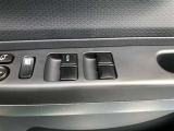 パワーウィンドウのスイッチです。 運転席にいながら助手席や後席の窓を開け閉めできるので、大変便利です。