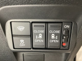 リアドアは乗り降りに便利な両側電動スライドドアです。また運転席に座っていながらスイッチ操作で自在にスライドドアを開け閉めできます。またHondaセンシング用のVSA解除スイッチを右側に装備しています。