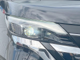 【LEDヘッドライト】悪天候や夜間走行時も良好な視界を確保し安心して運転できる高輝度LEDヘッドライトを装備!点灯速度が早く、消費電力も抑えられています。
