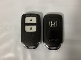 スマートキーを装備しています。鍵を差し込むことなくドアロックの開け閉めと、スタートボタン操作でのエンジンスタートができます。スペアキーも同じものを用意しております。