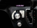 車内の温度管理に便利なオートエアコン☆