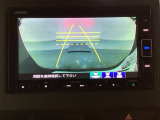 バックでの車庫入れも安心です!リアカメラが付いているバックモニター付のナビを装備しております。操作線もついており距離感も画面から確認できます。