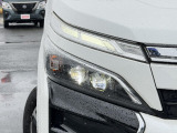 【LEDヘッドライト】悪天候や夜間走行時も良好な視界を確保し安心して運転できる高輝度LEDヘッドライトを装備!点灯速度が早く、消費電力も抑えられています。
