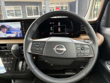 ステアリングハンドルです。オーディオコントロールスイッチが付いて運転中でも手元でオーディオの操作が出来て便利ですよ。