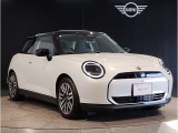 MINIのフロントグリルのデザインはイギリスで生まれた当初から、シルバーのサイドバーが折り重なった伝統的なデザインで御座います。その伝統はBMWのお車になってからでも少しずつ形を変えて守られております