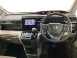 車内は光触媒抗菌消臭施工済です。スタイリッシュなデザインで暖かみのあるインパネ周りを演出します。グローブボックスやカップホルダーのほかにトレーなどたくさんの収納スペースが装備されています。