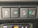Hondaセンシング用の、VSA(ABS+TCS+横滑り抑制)解除と路外逸脱抑制機能のオンオフスイッチなどはハンドルの右側に装備しています。