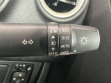 車外の明るさに応じでライトを点灯、消灯してくれるオートライト機能です☆お天気の良い昼間のトンネル走行などオートにしてると便利で安心です☆エンジン停止時にライトの消し忘れも無くなります☆