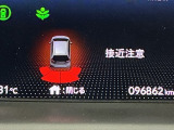 パーキングセンサーシステムは走行中に障害物が迫ると音と表示でお知らせ、低速走行時時の安心感を高めます