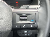 プロパイロットを装備☆アクセル、ブレーキをコントロー ルして前のクルマとの車間距離を保つ手助けをします。 白線を検知し、ハンドルをコントロールして直線道路、カーブにおいても運転支援してくれます!!