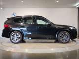 【BMWの伝統-3】BMWのお車は、&ldquo;駆け抜ける歓び&rdquo;を体現しております。走行の安定性とコーナリングの良さを追求し、思い通りにハンドルの操作可能です。