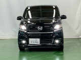 LEDヘッドライトを装備しています。LEDヘッドライトはとても明るく、雨の日や夜間走行も安全・安心です。オートライトコントロール付きで周囲の明るさに応じて自動で点灯・消灯します