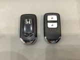 スマートキーを装備しています。鍵を差し込むことなくドアロックの開け閉めと、スタートボタン操作でのエンジンスタートができます。スペアキーも同じものを用意しております。