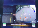 バックカメラの画像です。ガイドラインがスムースな車庫入れをサポートいたします。車庫入れの安心感がアップしますね。