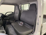 厚みがあって、座り心地のいいシート。運転席も助手席もリラックスしてゆったりと座れます♪