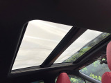 【サンルーフ】開放感たっぷりの希少装備、サンルーフが装着されています!車内に明かりを取り入れたり景色を楽しむ以外にも、車内の空気も簡単に換気できて快適です!