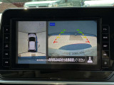 真上から見下ろすような映像で、車庫入れや縦列駐車時に、自車と駐車位置の関係をひと目で確認でき、スムースな駐車をサポート。動く物を検知してお知らせすることで、発進時の安全確認もサポートします。