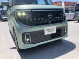 LEDヘッドランプ:ハロゲンランプの約2倍の光量でより明るく遠くを照らし、夜間走行時の視認性を高めます。