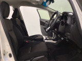 広い足元にゆったり座れるシートには肘掛けも装備しており長距離の運転でも疲れにくくなってます。女性でも運転がしやすいように、シートの高さ調整機能(シートリフター)がついています。