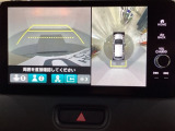マルチビューカメラシステム搭載車です。お車の周囲を全方位でカバーします。後方・前方・両脇と、コンディションが悪い視界でもカラーモニターに映し出した映像がドライバーをサポートします。