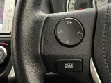 運転中、オーディオの操作をしてて、ハッとしたことはありませんか?ステアリングスイッチは、運転中でもハンドルでオーディオの操作が可能です。安全なドライブをサポートします。