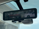 インテリジェントルームミラー搭載で、車の後方に設置されたカメラ映像を映し出してシートバックやヘッドレスト、同乗者に視界が遮られることがなく視認性が非常に良いです