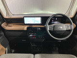 ダッシュボードを平らにしボディ形状を工夫したことで、運転席から前方が見えやすい設計になっております!車幅がつかみやすいため、狭い道でのすれ違いも安心して運転いただけます!