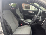 VOLVOのシートは人間工学に基づいた設計となっており、長時間の運転でも疲れにくいと定評があります。