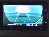 バックでの車庫入れも安心です! リアカメラが付いているバックモニター付のナビを装備しております。操作線もついており距離感も画面から確認できます。