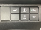 ハンドルの右側にHondaセンシング用のメインスイッチとパワーテールゲートスイッチがついています。パワーテールゲートスイッチは車内からでもテールゲートの開け閉めを電動でできます。
