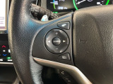 ステアリングにオーディオ操作スイッチが付いています。オーディオ画面に直接タッチしなくても操作が出来ますので、運転に集中できます。