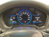 ハイブリット車専用のメーターです。中央のスピードメーターより左右のサブデスプレイで燃費や動力伝達などの情報が見れるようになっています。