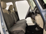 女性でも運転がしやすいように、シートの高さ調整機能(シートリフター)がついています。運転席と助手席の間が空いている為、助手席側への移動がスムーズです。交通量の多い道でも助手席側から乗り降りができます。