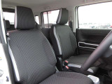 体をしっかり支えるシート形状と程よいクッション性で、運転姿勢を保ちやすい設計。シートポジションを細かく調整することが出来ますので体格に合わせたポジションづくりに対応します。