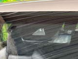 【プリクラッシュセーフティ】前方の車両等を検知し、衝突しそうな時は警報で注意を促し、ブレーキを踏む力をサポート。ブレーキを踏めなかった場合は衝突被害軽減ブレーキが作動、衝突回避をサポートします。
